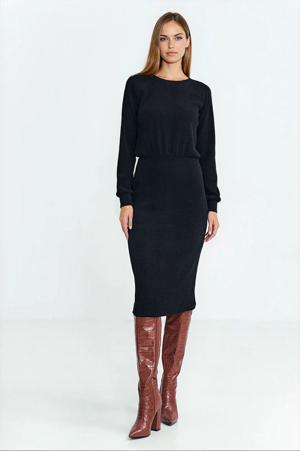 Elegant Midi Daydress by Nife showcased in soft ribbed fabric; featuring a flattering silhouette and long sleeves, perfect for stylish and sophisticated daytime wear.