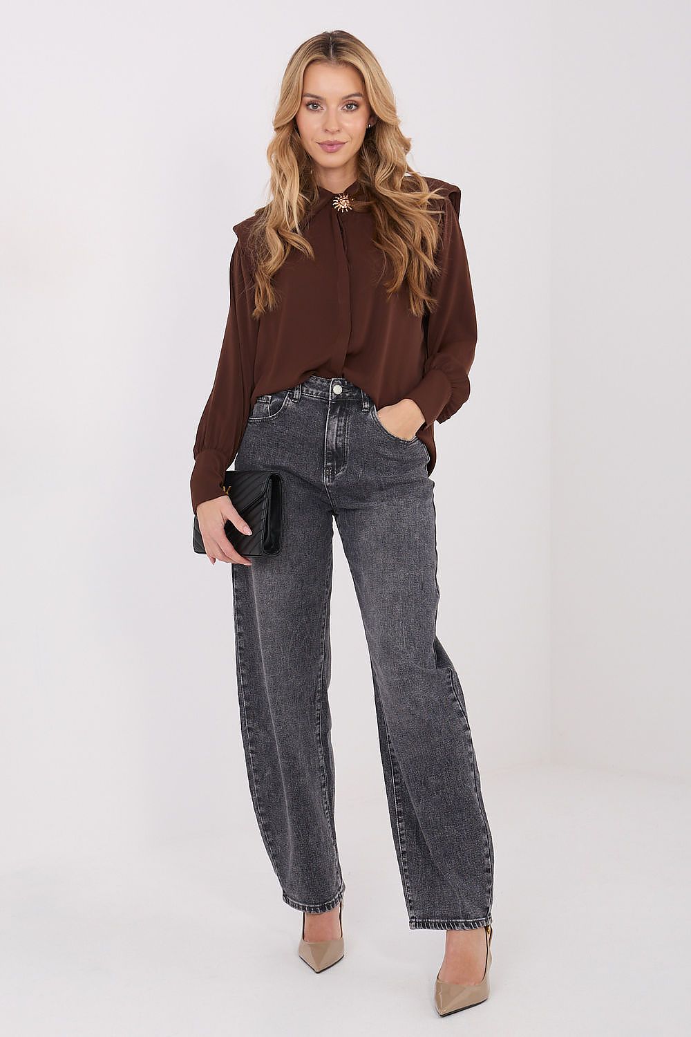 Detailed view of the delicate brooch on the Elegant Long Sleeve Shirt by Italy Moda, accentuating its chic appeal and uniqueness.