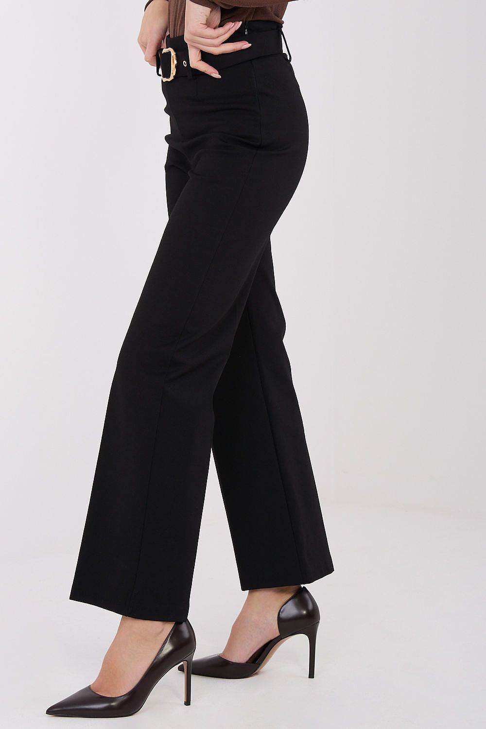 Stylish Italy Moda high-waisted trousers displayed on a model, illustrating flattering silhouette perfect for various occasions from casual to formal.