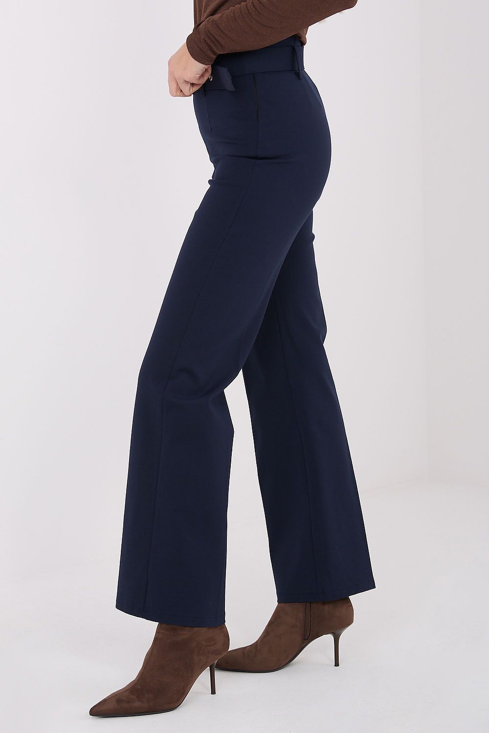 Back detail of Italy Moda Women’s Trousers featuring discreet zipper and elegant crease, perfect for sophisticated fashion lovers.