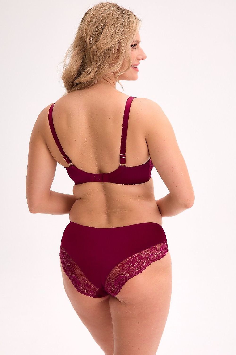 Luxurious semi-padded bra by Gaia showcasing elegant comfort and support, available in sizes EU 70D to EU 95D.