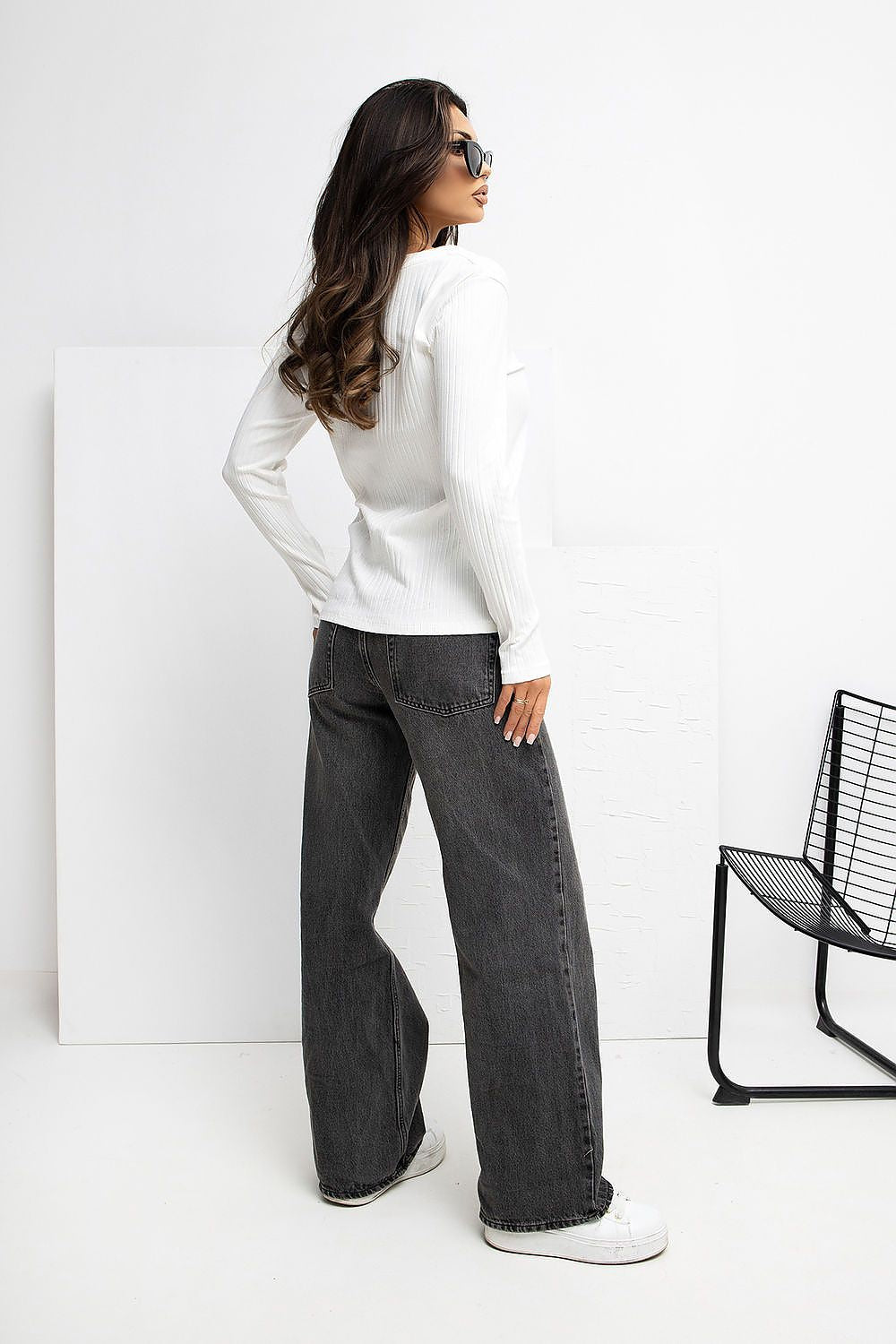 Stylish long-sleeve blouse by Rue Paris in sizes S/M and L/XL, featuring exquisite embroidery and a casual yet refined aesthetic.