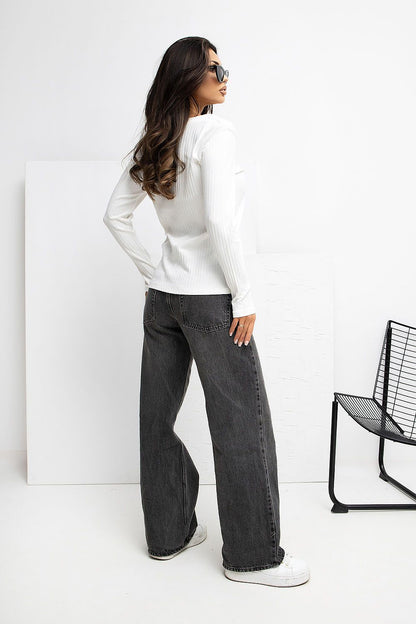 Stylish long-sleeve blouse by Rue Paris in sizes S/M and L/XL, featuring exquisite embroidery and a casual yet refined aesthetic.