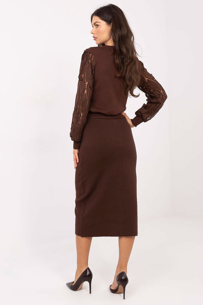 Fashionable women's midi skirt by Factory Price, featuring a comfortable elastic waist and versatile style for both casual and formal occasions.