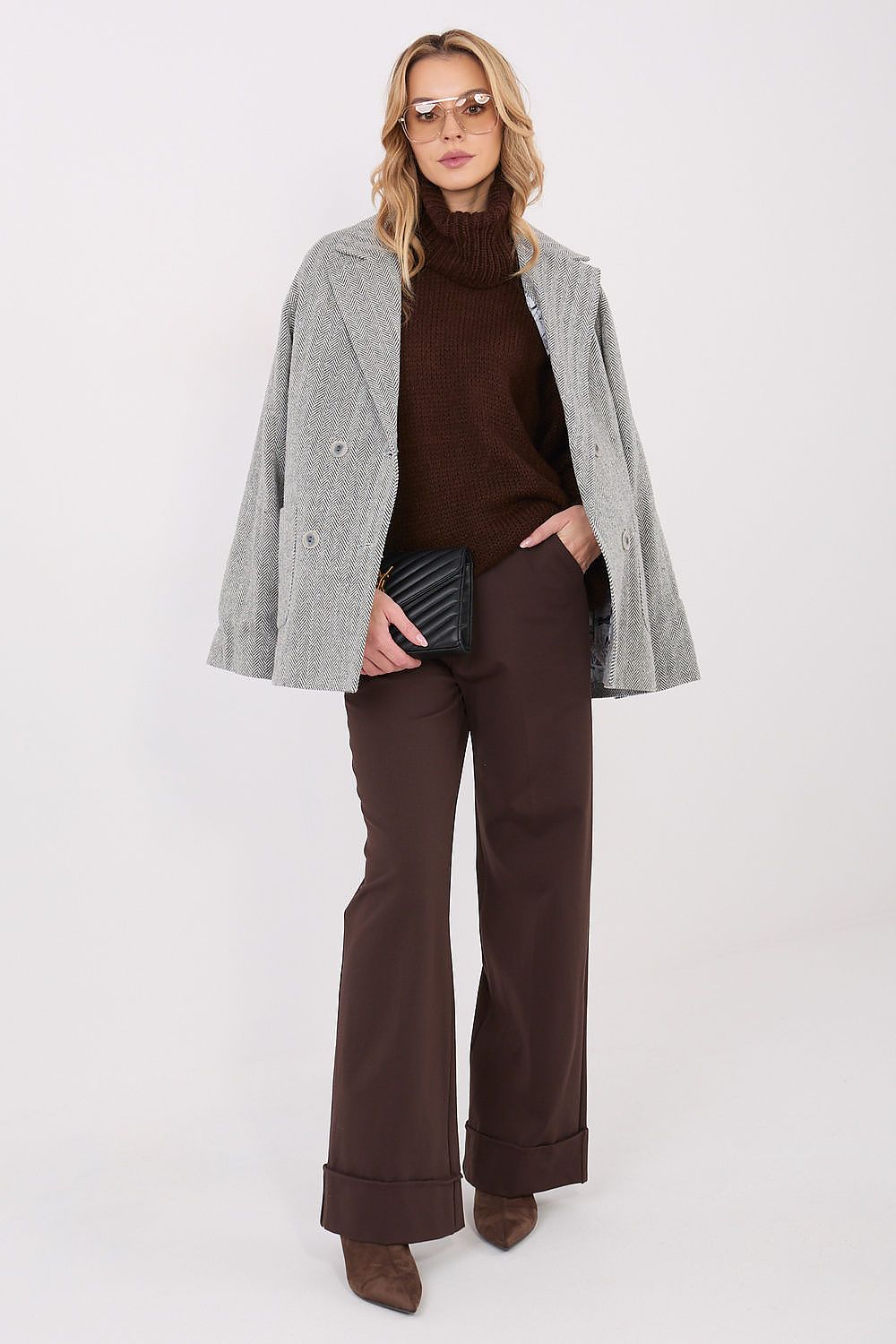 Stylish loose-fitting women's turtleneck sweater in EU 0 size, crafted by Factory Price for ultimate comfort.