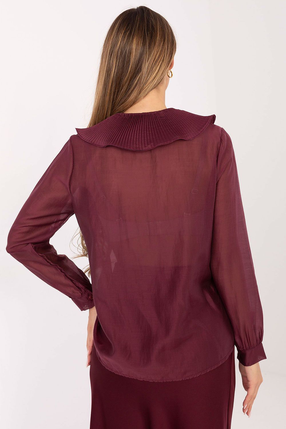 Chic round neckline of the women's long sleeve shirt in EU size 0 from Factory Price, highlighting timeless elegance and refined design.