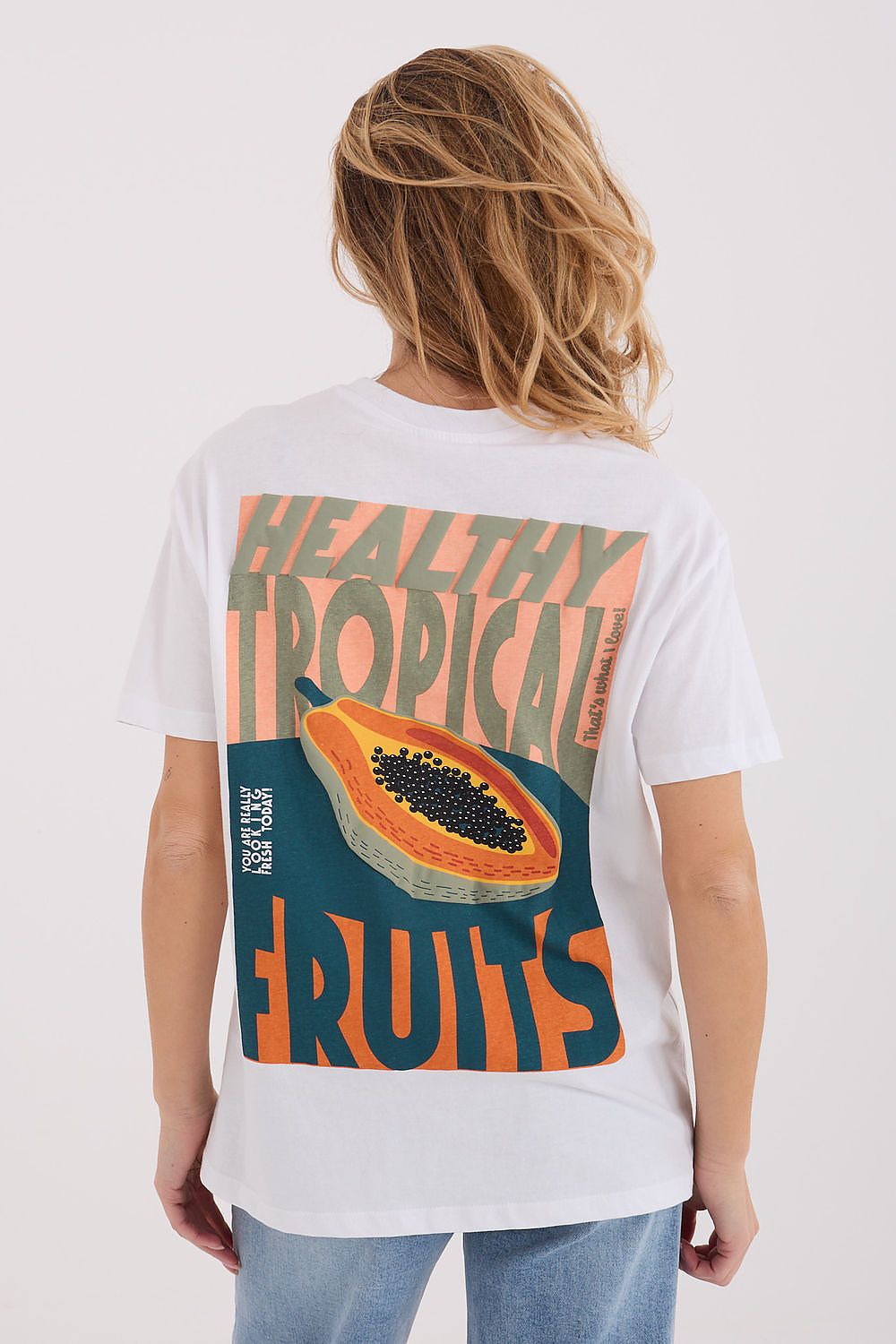 Close-up of the elegant round neckline of Sublevel's women's cotton t-shirt, showcasing premium quality and comfort.