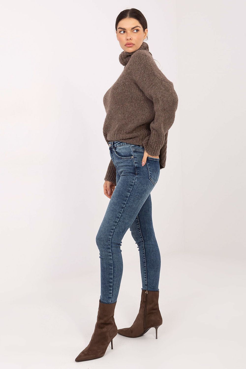Luxury women's skinny fit jeans from Factory Price, tailored with a regular waist, featuring a comfortable cotton blend ideal for elegant casual style.
