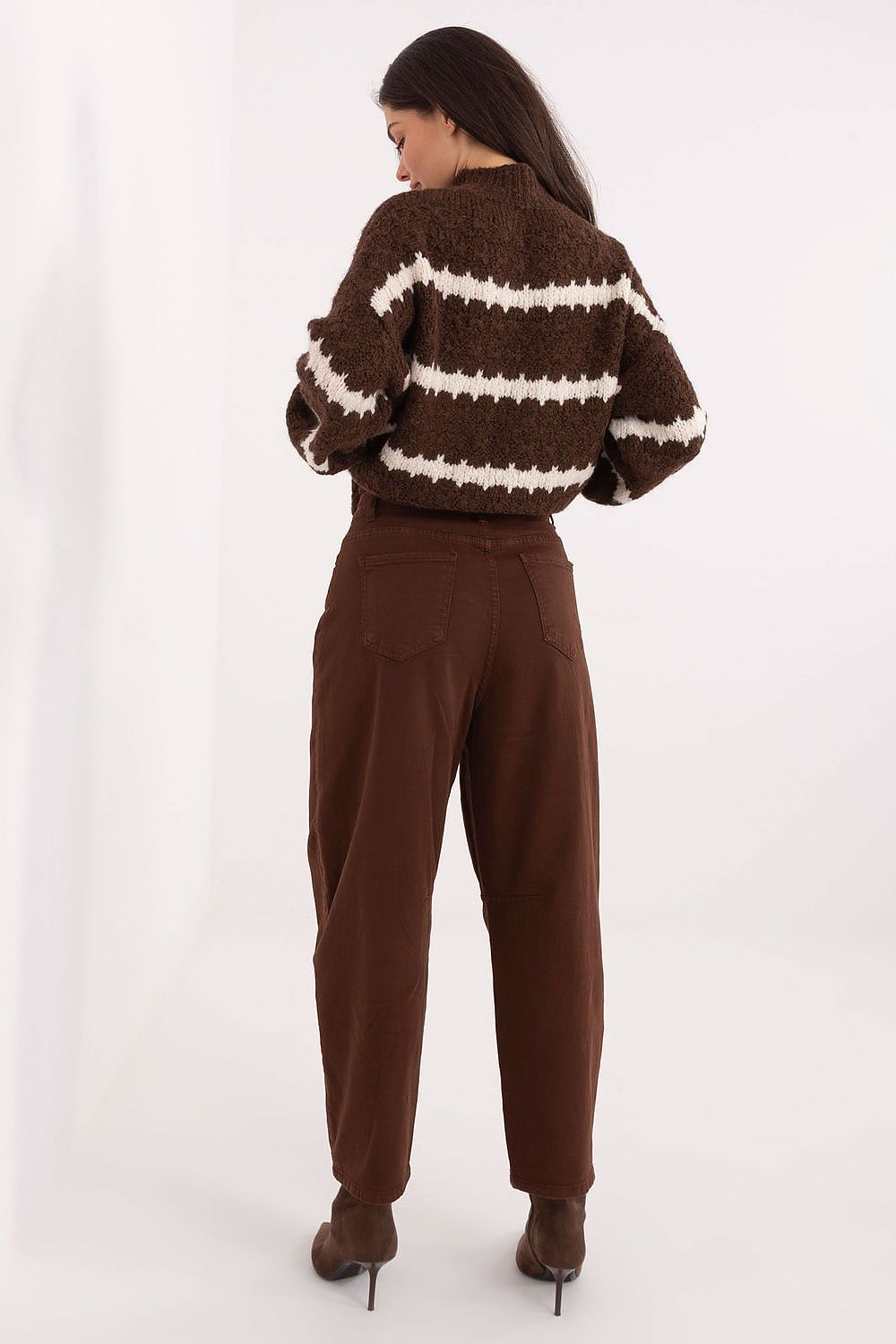 Stylish display of Factory Price Women's Balloon Fit Jeans, featuring front slip pockets and a versatile smooth pattern perfect for chic outfits.