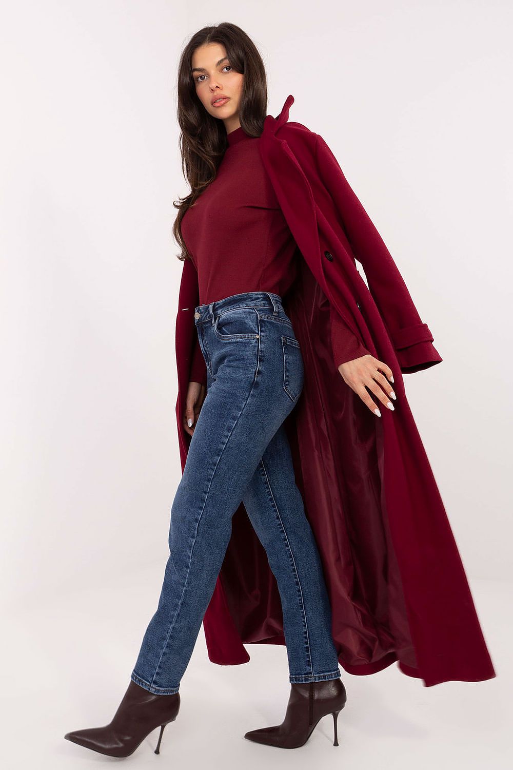 Elegant women's luxury skinny fit jeans from Factory Price, crafted in a comfortable cotton blend, perfect for a stylish casual look.