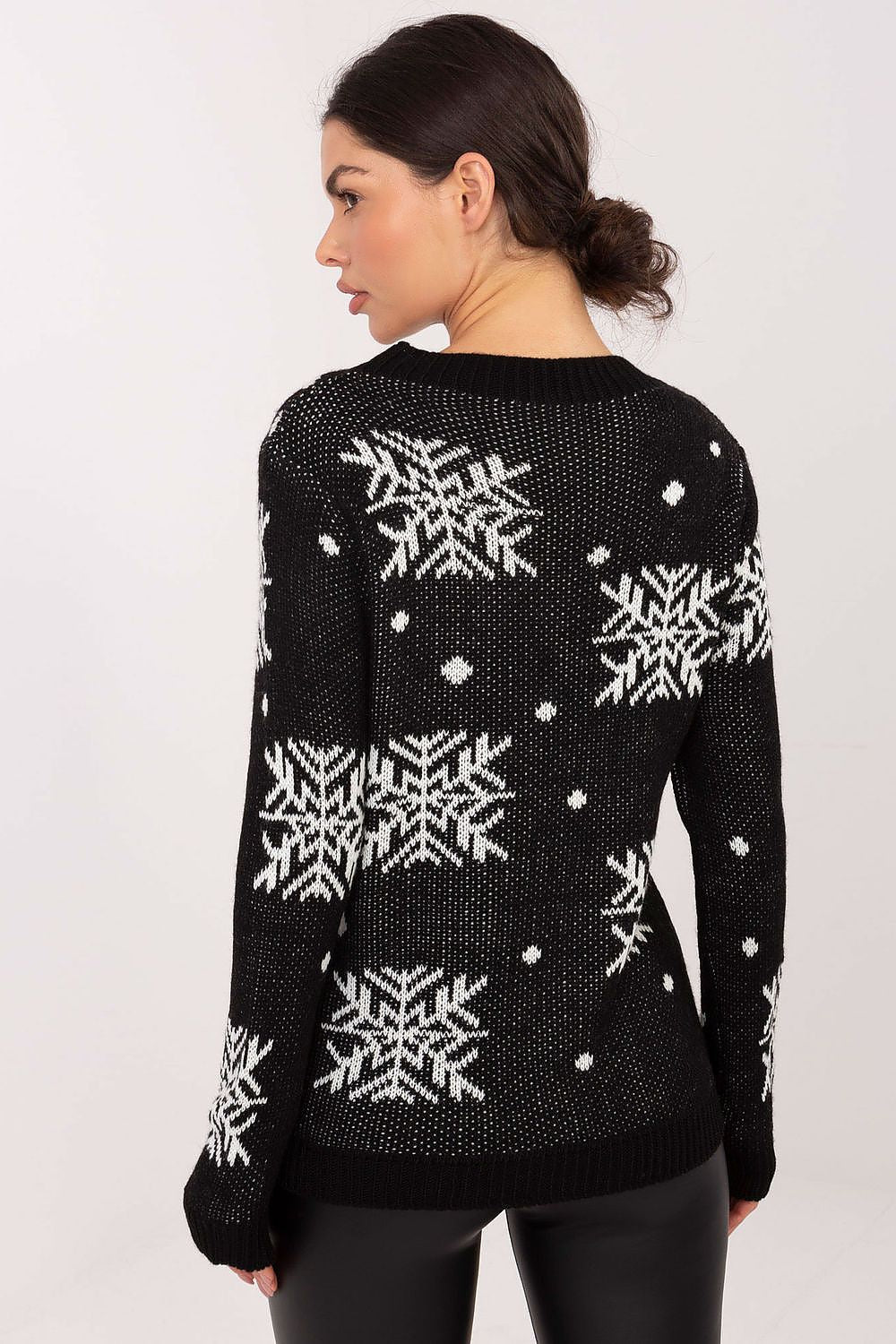 Chic women's casual sweater from Italy Moda, adorned with festive snowflake patterns, great for layering in winter.