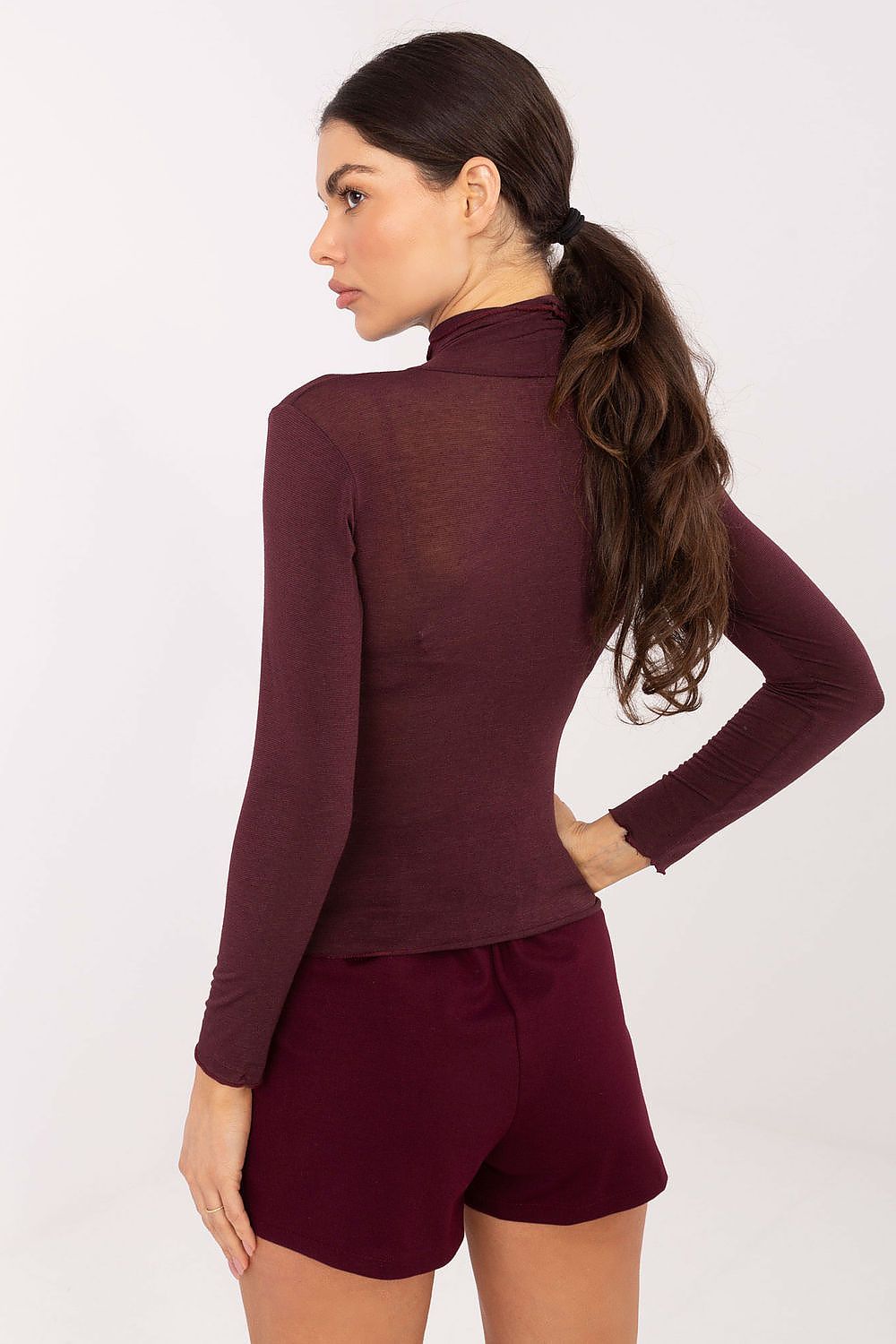 Versatile and sophisticated blouse with turtleneck from Italy Moda, designed for elegance and comfort in a luxurious viscose and cashmere fabric.