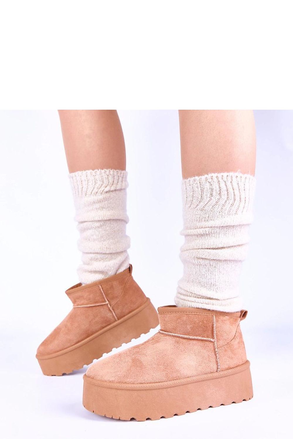 Close-up view of Mouna black platform snow boots by Gemre, featuring plush fur lining for utmost comfort in cold weather.