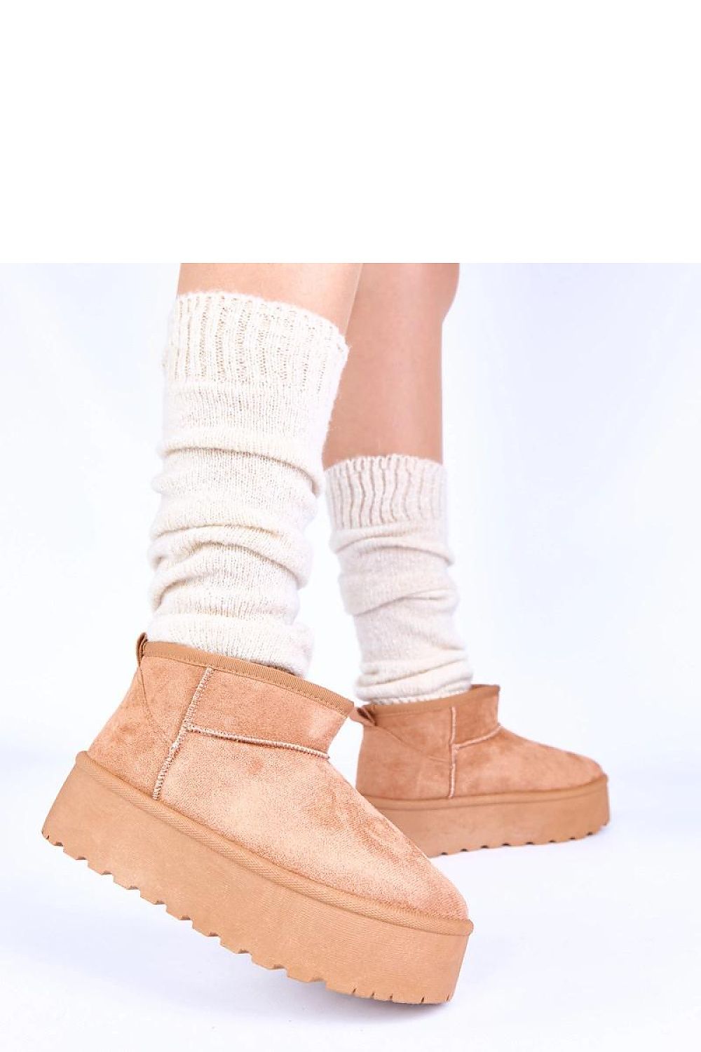 Stylish black snow boots Mouna by Gemre, designed with a stable platform and chic detailing for fashionable winter outings.