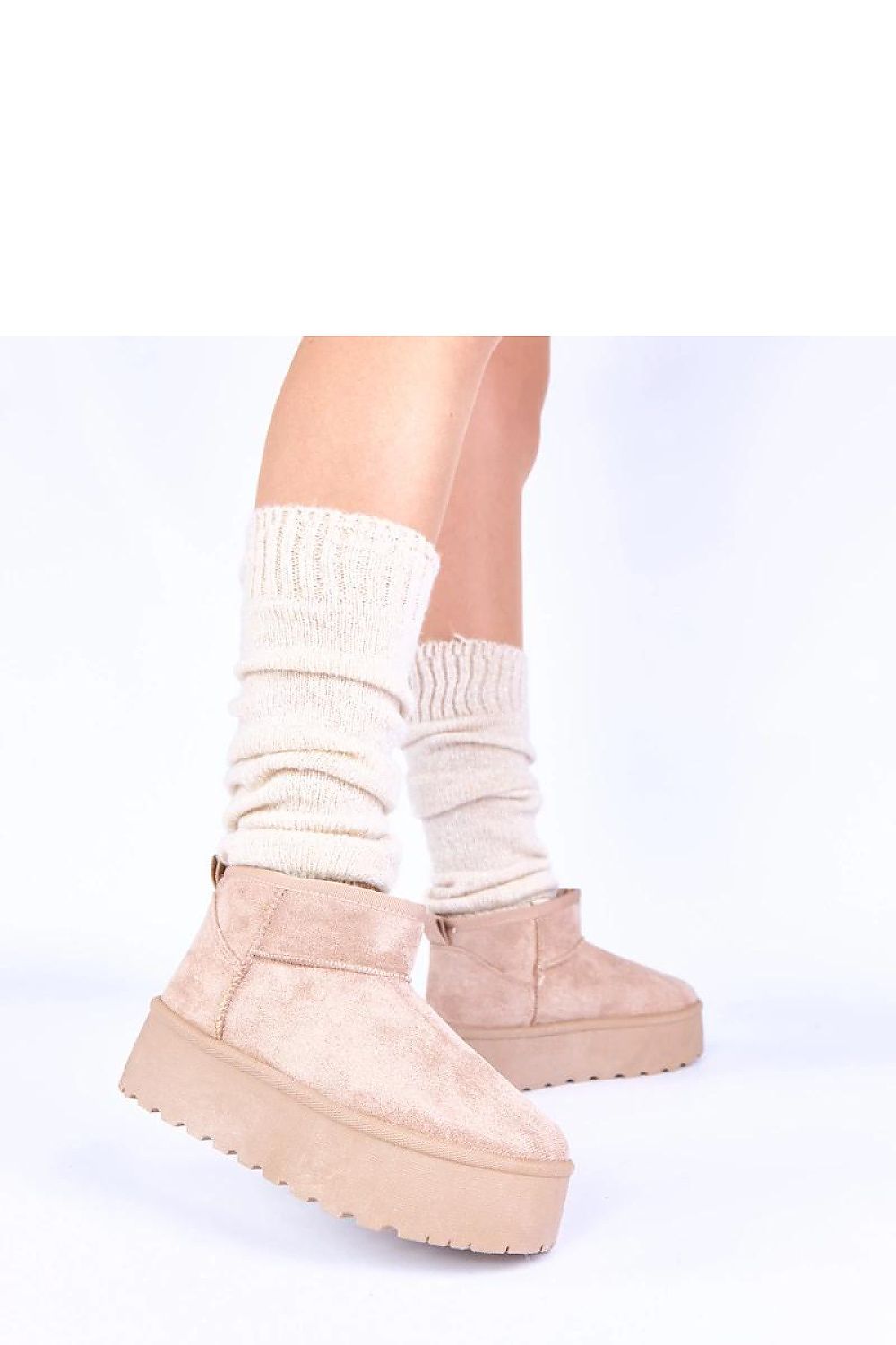 Sophisticated winter fashion with Gemre's Mouna black platform snow boots, ideal for upscale winter wardrobes and casual outfits.