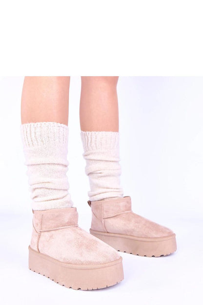 Close-up of the luxurious black platform snow boots Mouna by Gemre, showcasing the soft fur lining and modern design