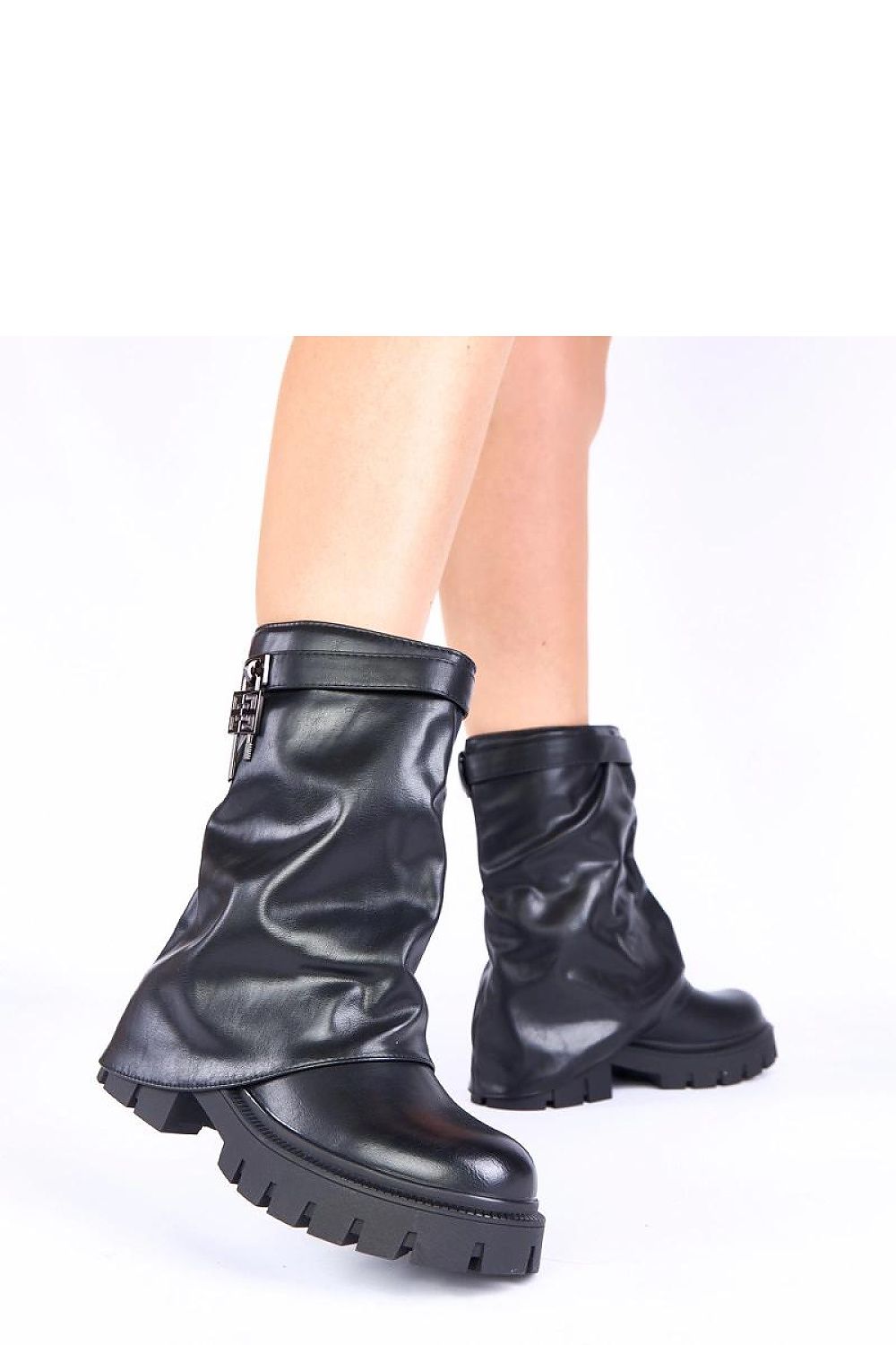 Gemre Kisanet black platform ankle boots displayed in a fashionable setting, illustrating versatility for modern women's attire.