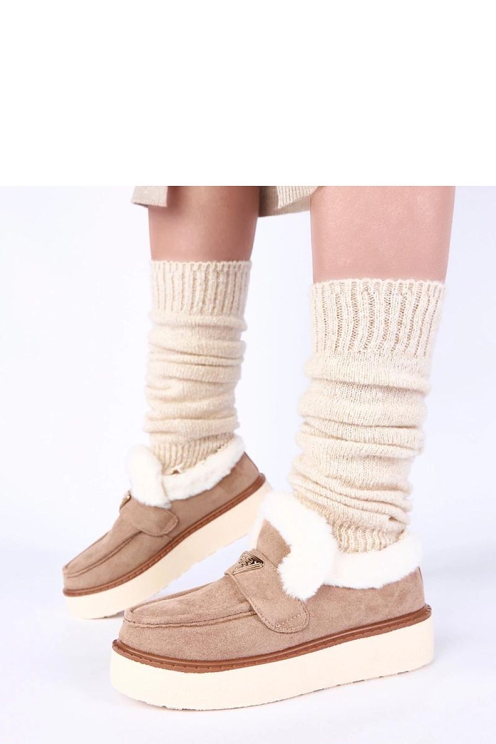 Stylish women's moccasins in light beige, featuring a classic design by Solea, perfect for autumn and winter.