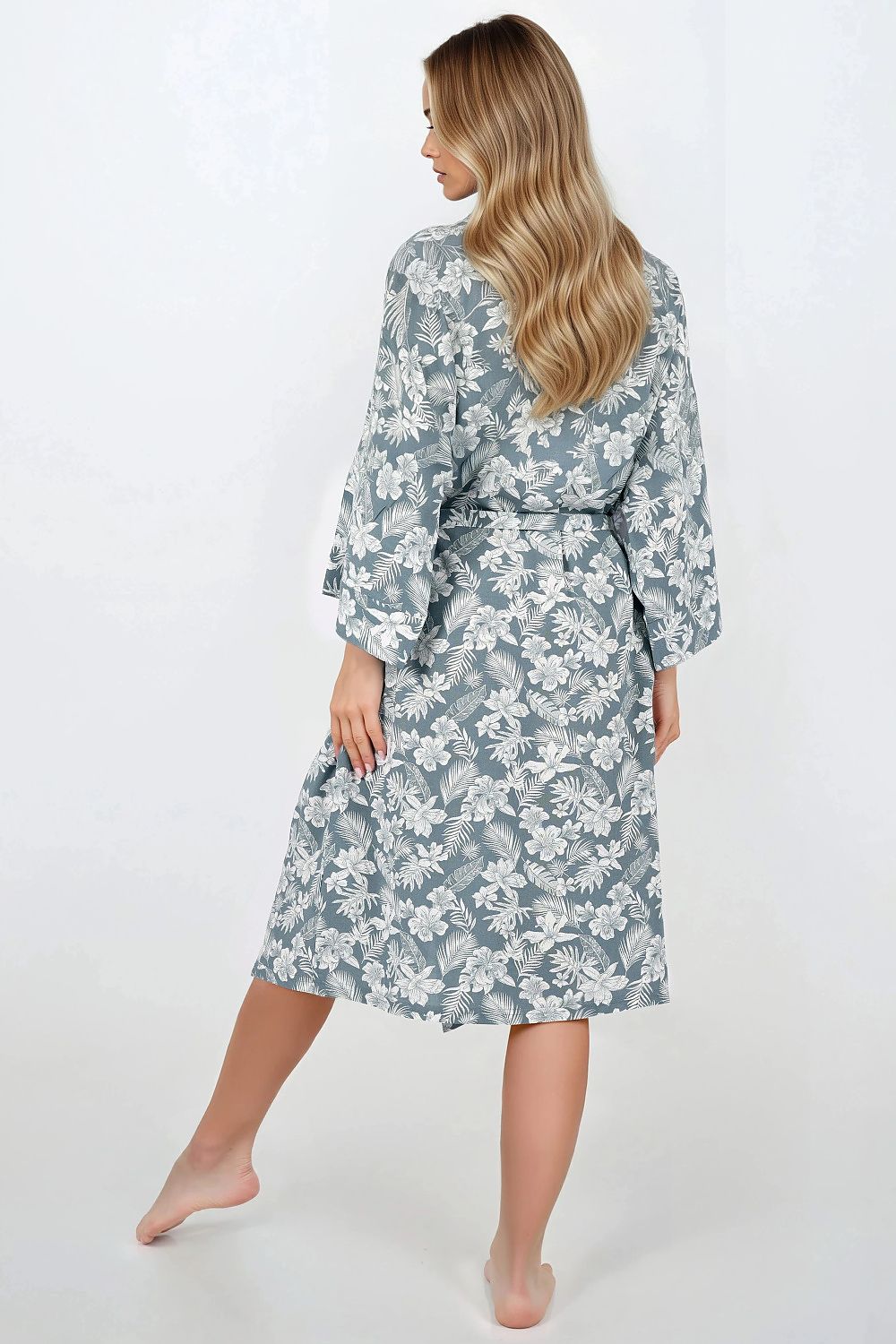 Elegant Momenti Per Me viscose bathrobe, featuring a soft texture, practical pockets, and a flattering tie waist, ideal for relaxation and gifting.