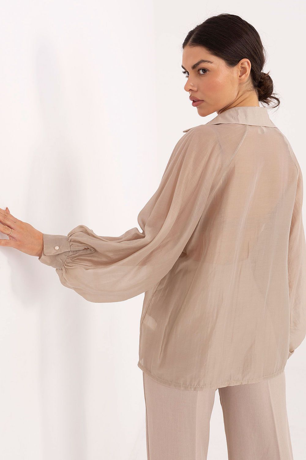 Stylish women's shirt with subtle sheen and classic collar by Factory Price, made from 85% Tencel for lightness and comfort, showcasing a feminine design.