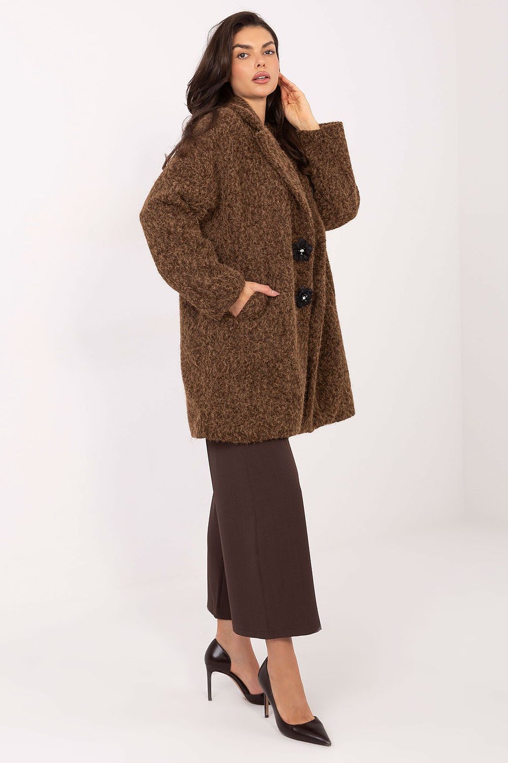 Sophisticated knee-length coat by Factory Price, designed for comfort and elegance, suitable for various occasions.