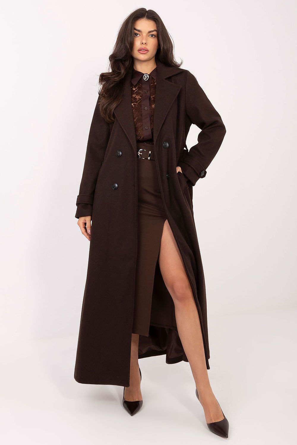 Sophisticated women's long coat in EU size 0, measuring 136 cm in length, designed to flatter various body types with a chic silhouette.