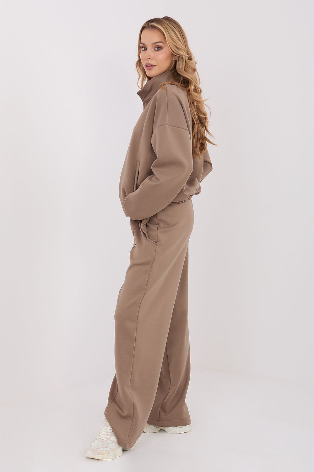 Factory Price high-waisted sweatpants with chic wide legs, perfect for everyday wear, showcasing versatility in fashion with pockets and a tailored waist tie.