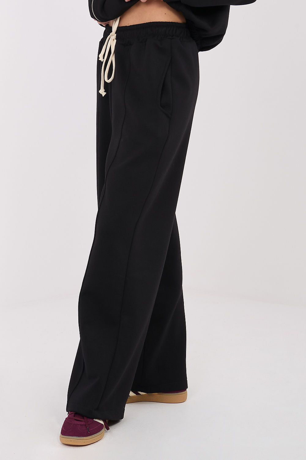 Stylish and comfortable wide leg sweatpants from Factory Price, elegantly designed with a high waist and side pockets, ideal for relaxed but trendy looks.