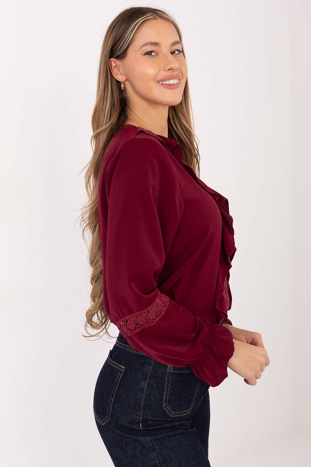 Close-up of the delicate lace inserts on the elegant blouse by Italy Moda, showcasing its feminine charm and luxurious detailing.