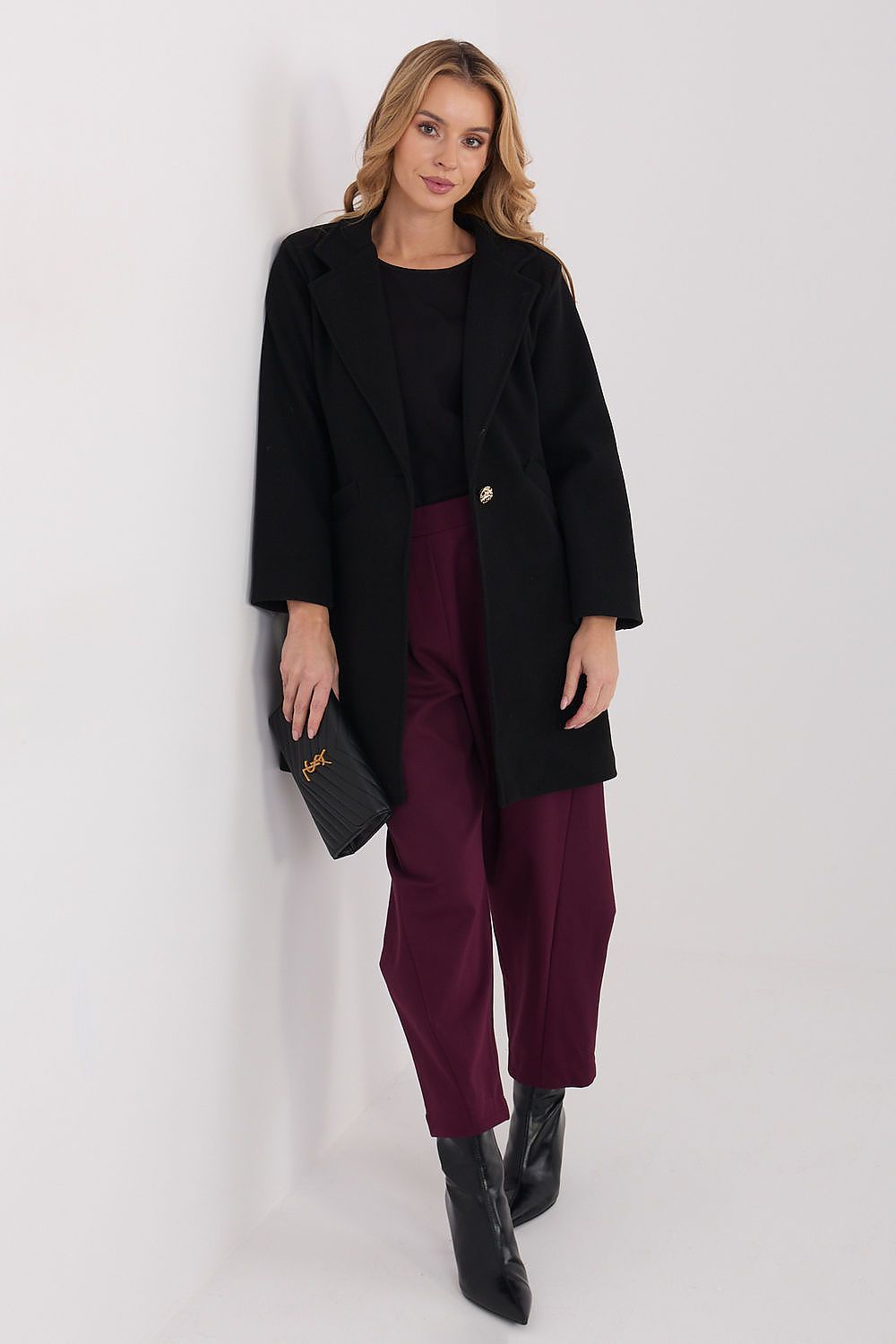 Close-up of the sophisticated fabric of Italy Moda's women's transitional coat, showcasing the blend of polyester and viscose for a luxurious look.