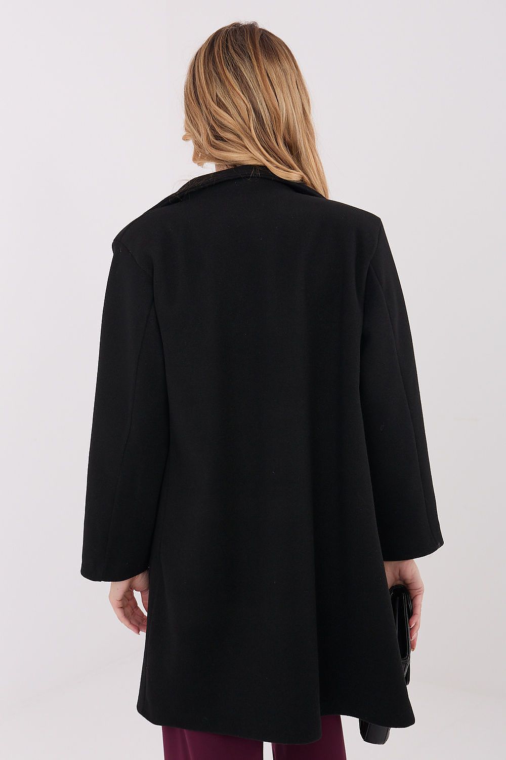 The timeless single-breasted button closure and slip pockets of the Italy Moda women's transitional coat, exemplifying elegance and practicality.