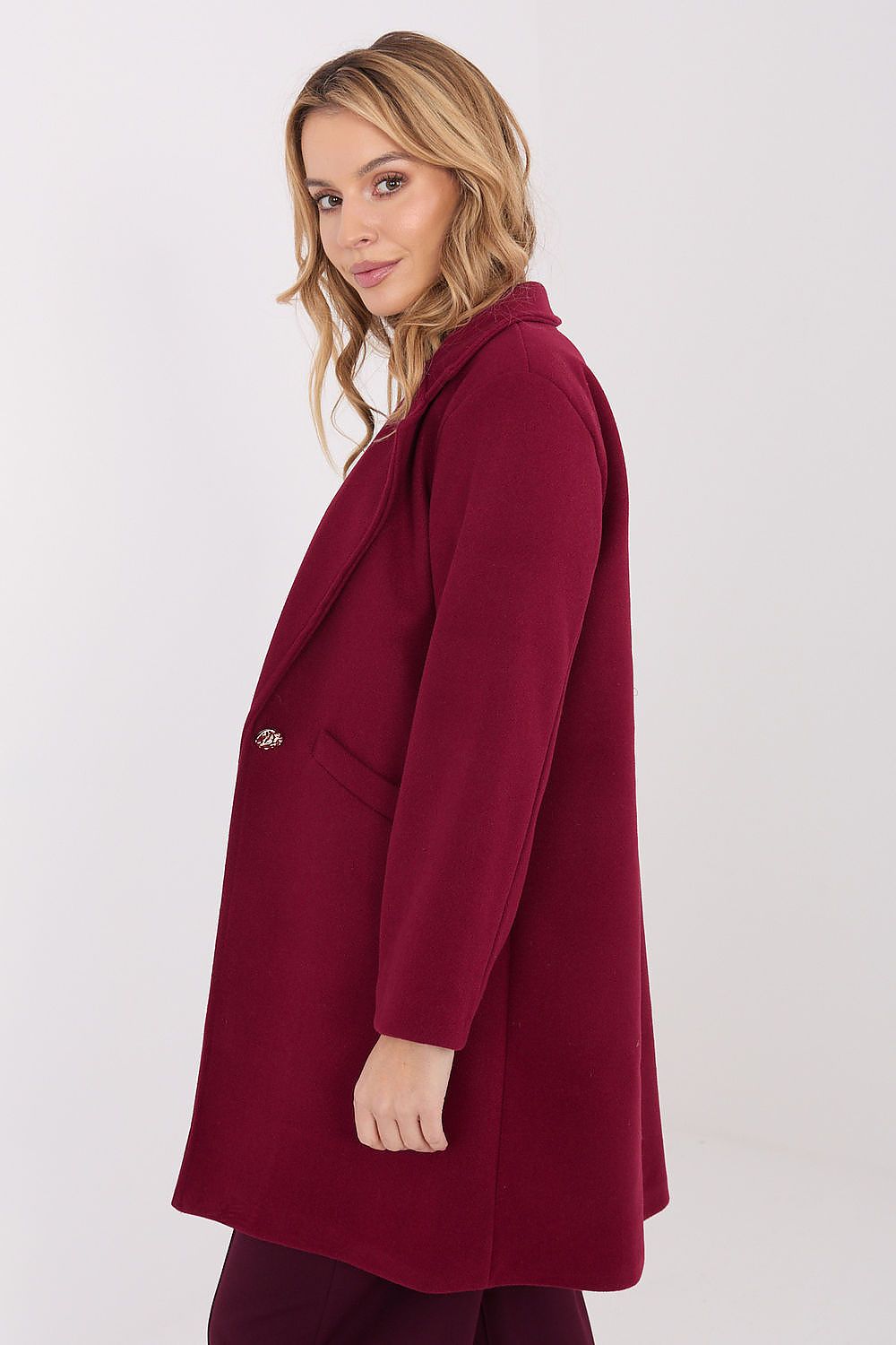 Luxurious women's coat in a modern cut by Italy Moda, made from a quality blend of polyester and viscose for comfort and durability.