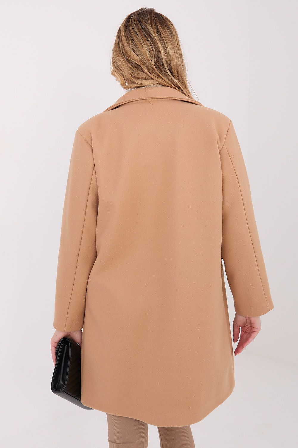 Close-up of the stylish single-breasted button closure on the Italy Moda women's transitional coat, highlighting its sophisticated design.