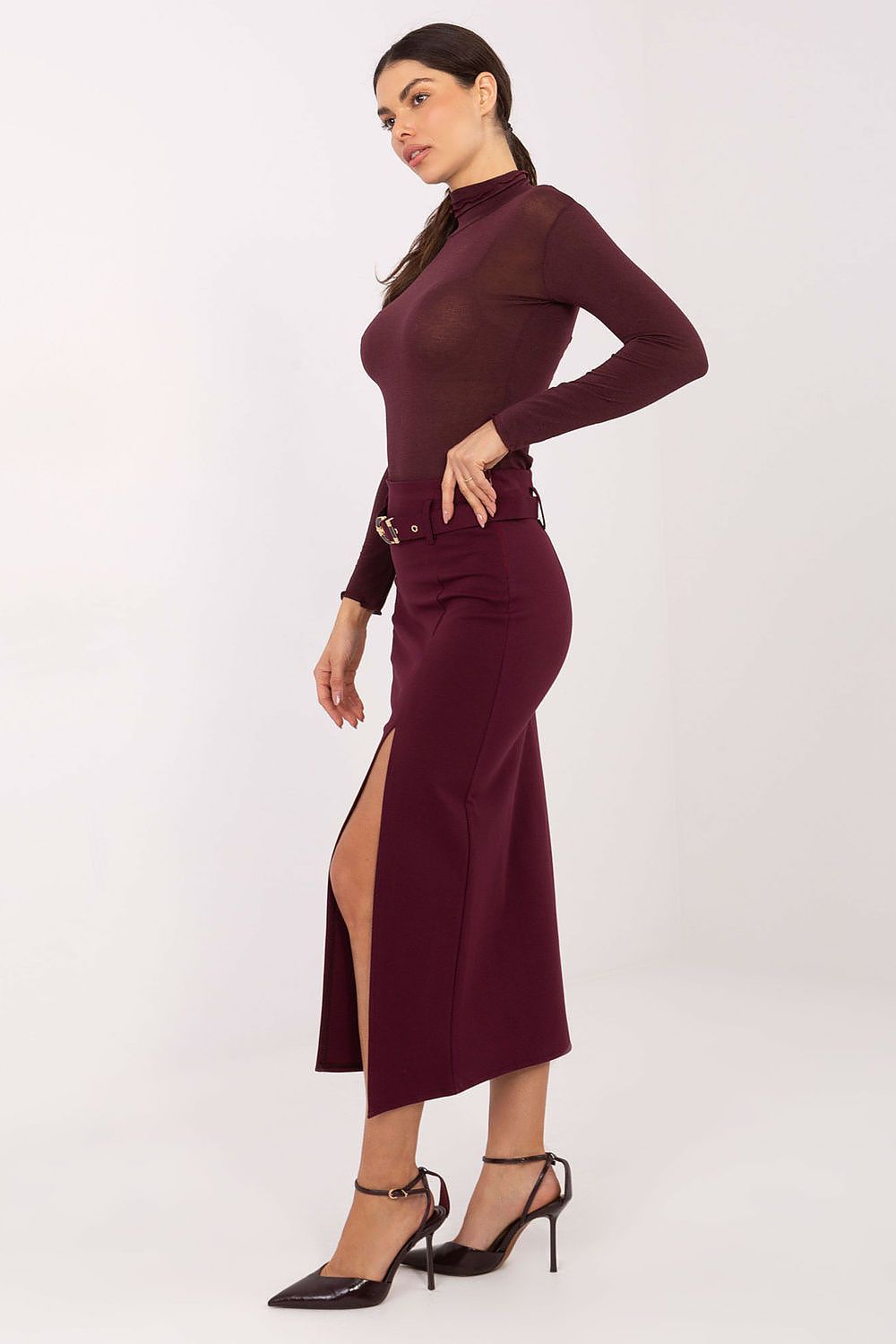 Stylish Rue Paris midi skirt displayed with a concealed zipper, reflecting a minimalist and refined aesthetic.