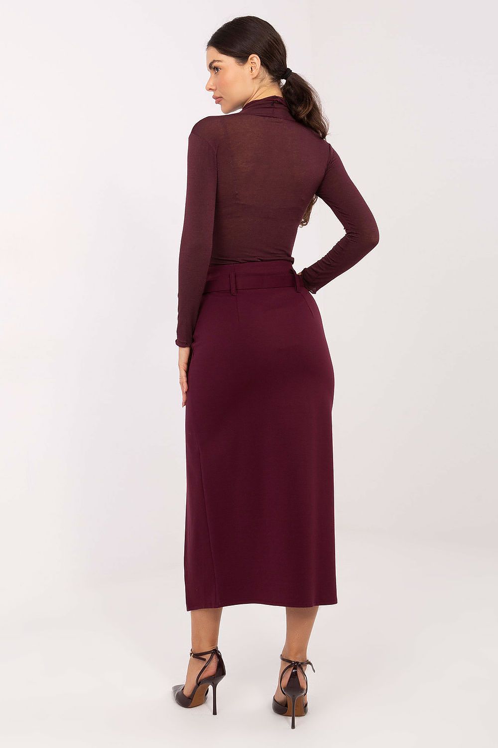 Detailed view of the waistband and belt of the Rue Paris midi skirt, highlighting the perfect fit and feminine design.