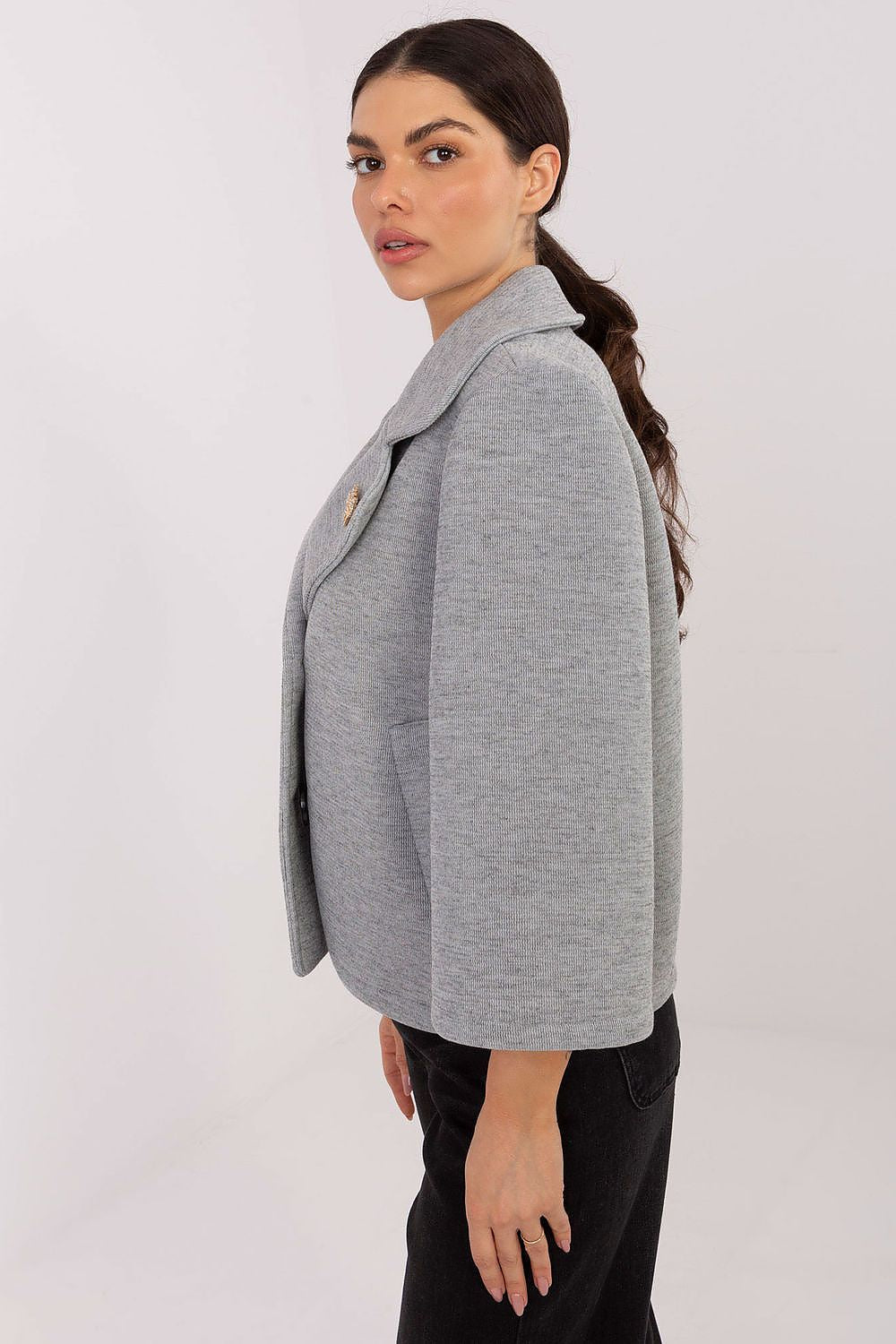 Luxurious short coat with smooth fabric and practical pockets by Rue Paris, designed for a chic and sophisticated look in transitional seasons.