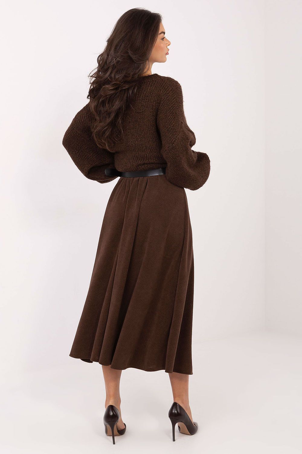 Rue Paris knitted midi skirt with a stylish belt, showcasing its elegant form suitable for both professional and formal occasions.