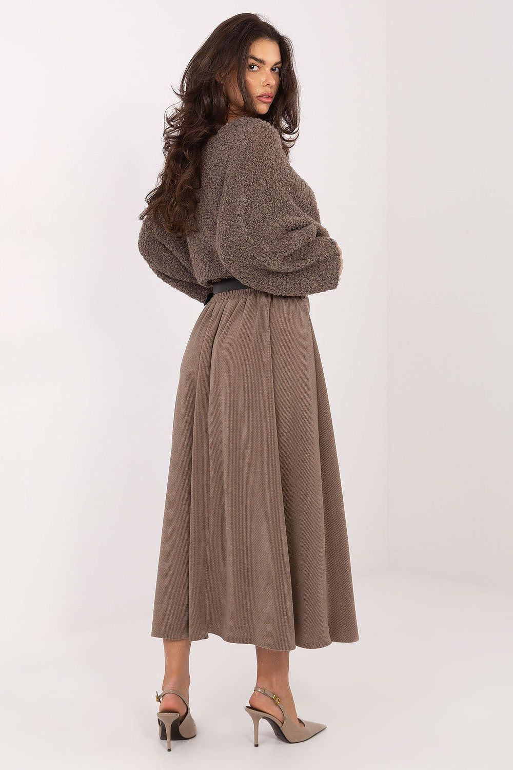 Elegant knitted midi skirt with belt by Rue Paris, made from a luxurious ribbed polyester and elastane blend, showcasing a graceful silhouette.