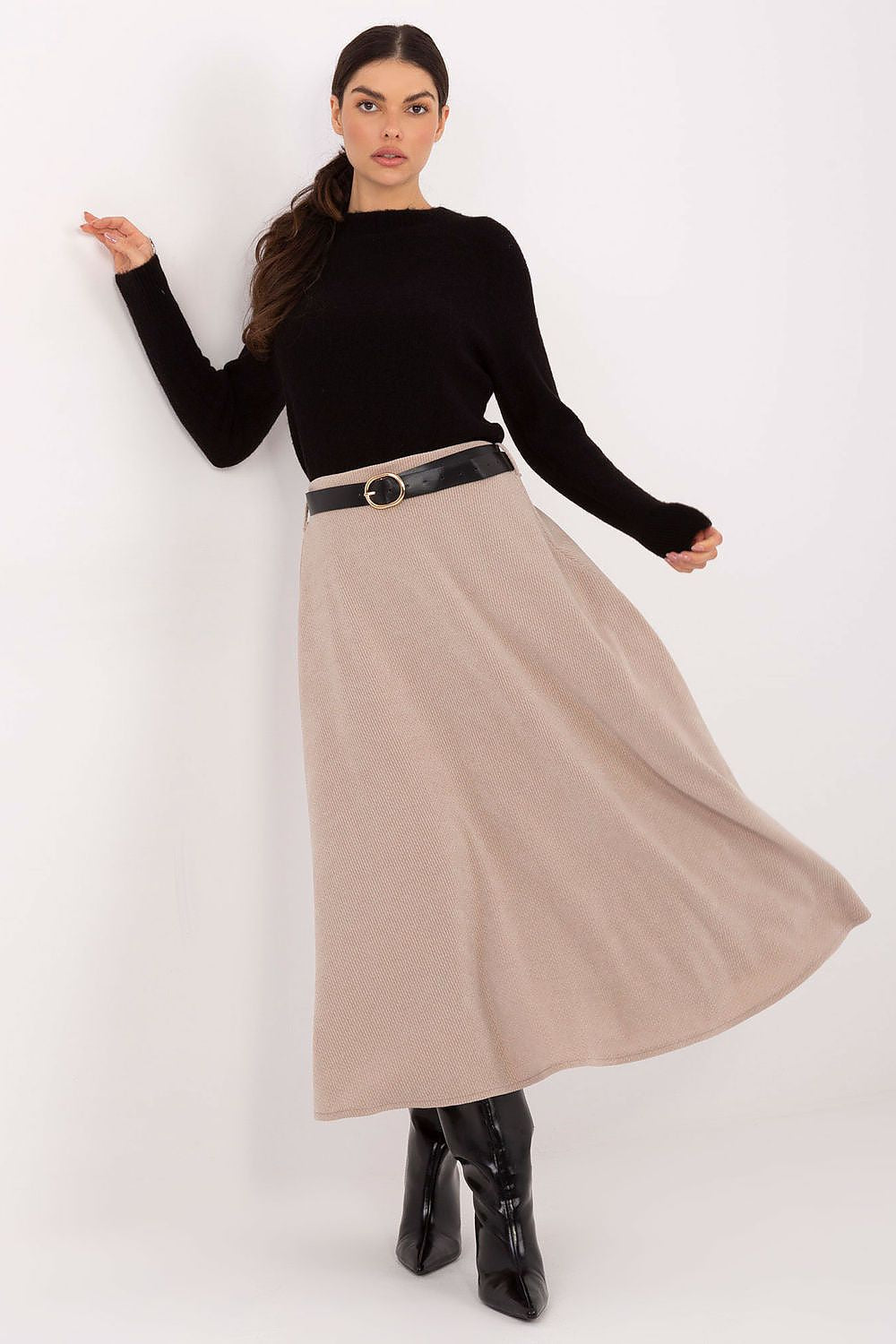 Close-up of the luxurious ribbed texture of the Rue Paris knitted midi skirt, highlighting the soft and elastic fabric composition.