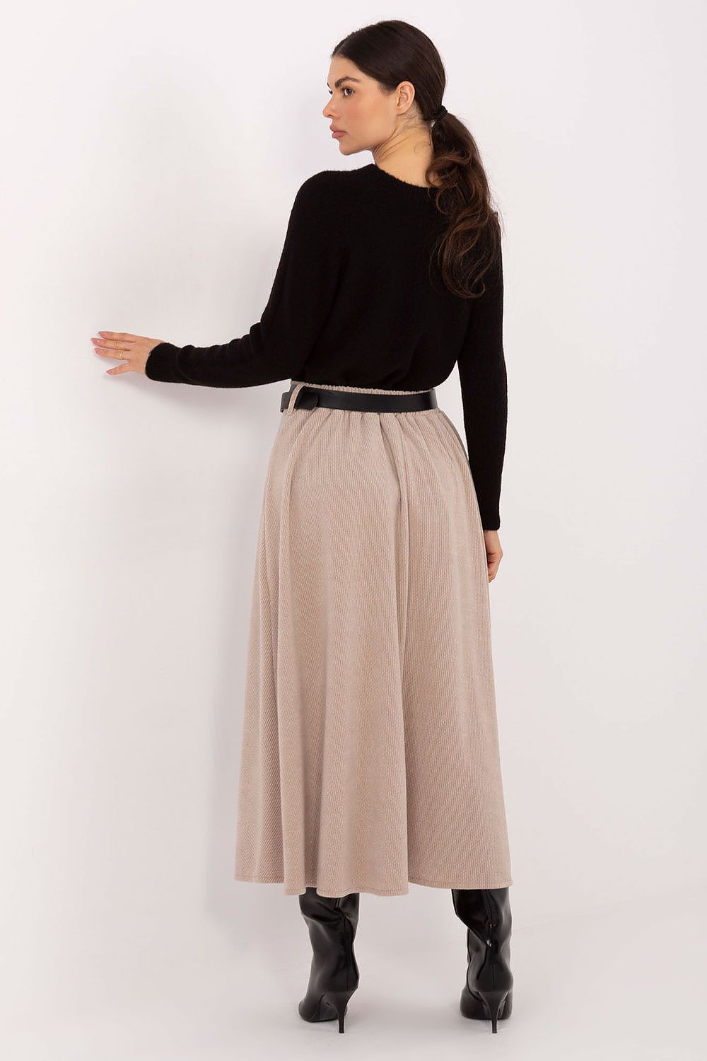 Detail of the Rue Paris midi skirt’s comfortable elastic waistband and chic belt, designed for refined elegance and comfort.