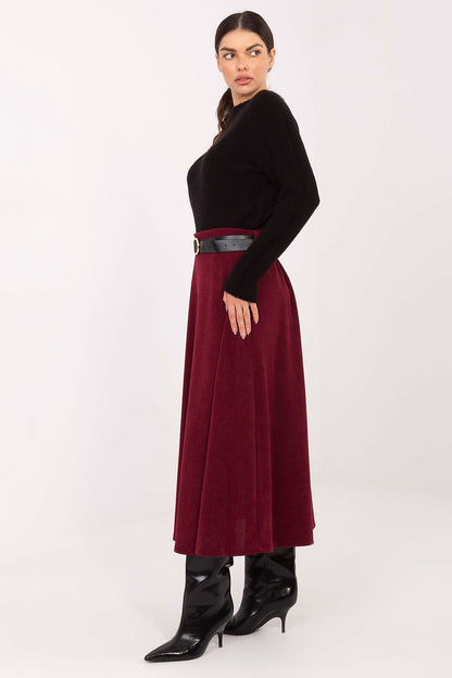 Elegant knitted midi skirt by Rue Paris with a stylish belt, made from a ribbed polyester and elastane blend, perfect for sophisticated occasions.