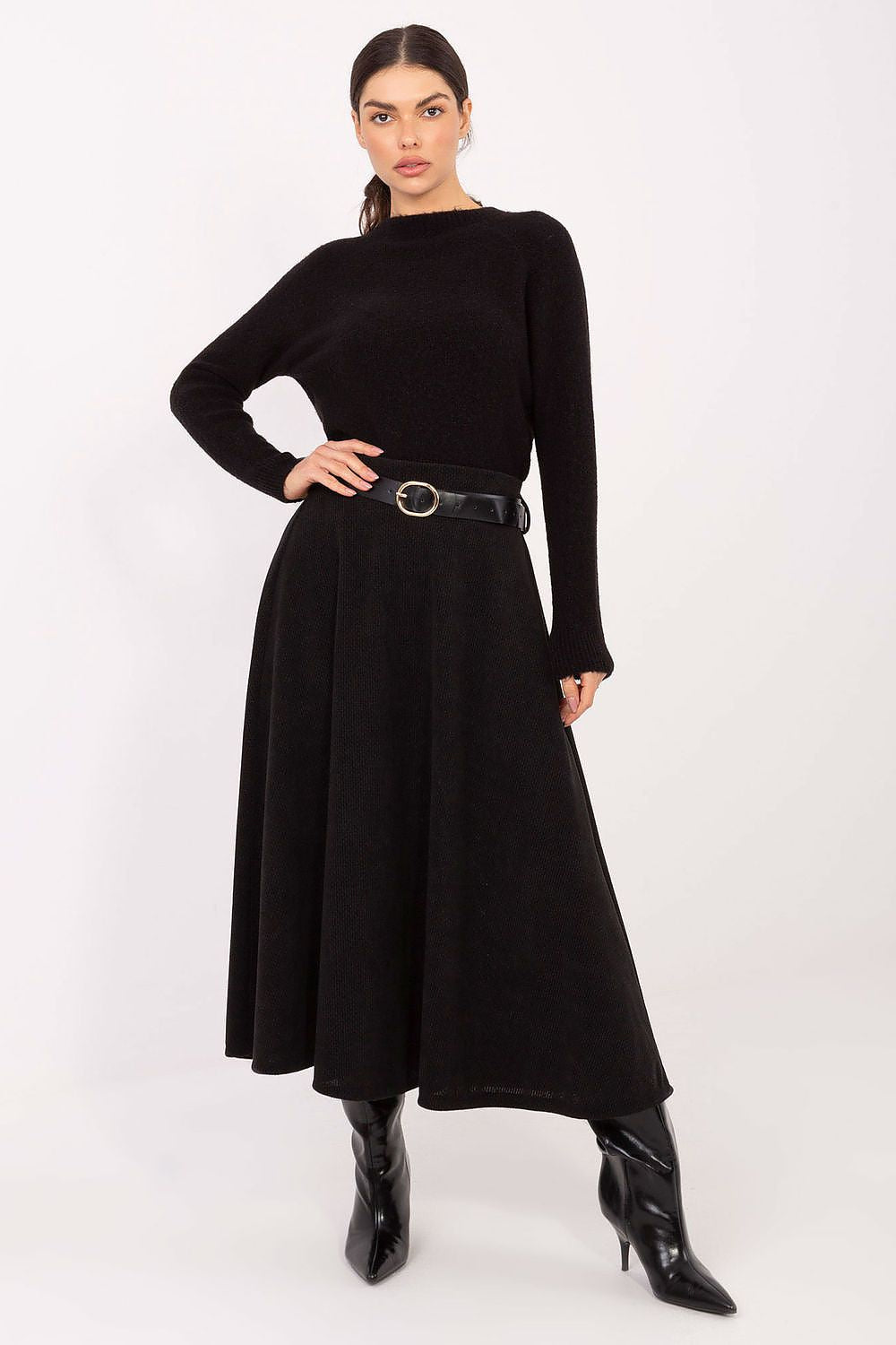 Perfectly fitted elegant midi skirt with an elastic waistband and stylish belt by Rue Paris, exemplifying comfort and elegance in fashion.