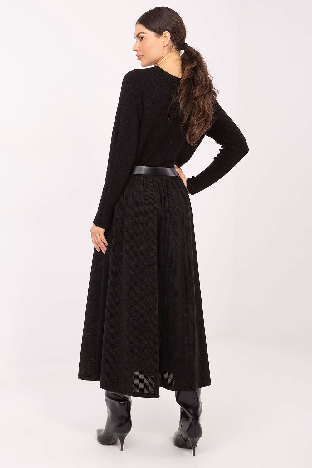 Stylish display of Rue Paris's elegant midi skirt featuring a ribbed texture and a fashionable belt, designed to enhance femininity and comfort.