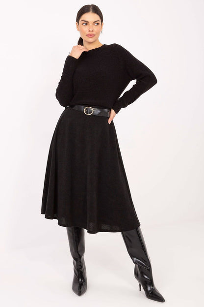 Stylish and feminine flared knit skirt by Rue Paris, designed for a tasteful look with an accentuated waist and easy wear, ideal for every occasion.