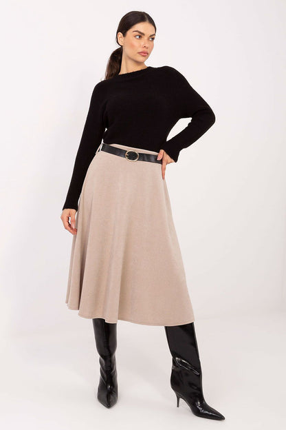Sophisticated flared knit skirt by Rue Paris in EU size 0, combining comfort and style with a chic ribbed design and knee-length elegance.