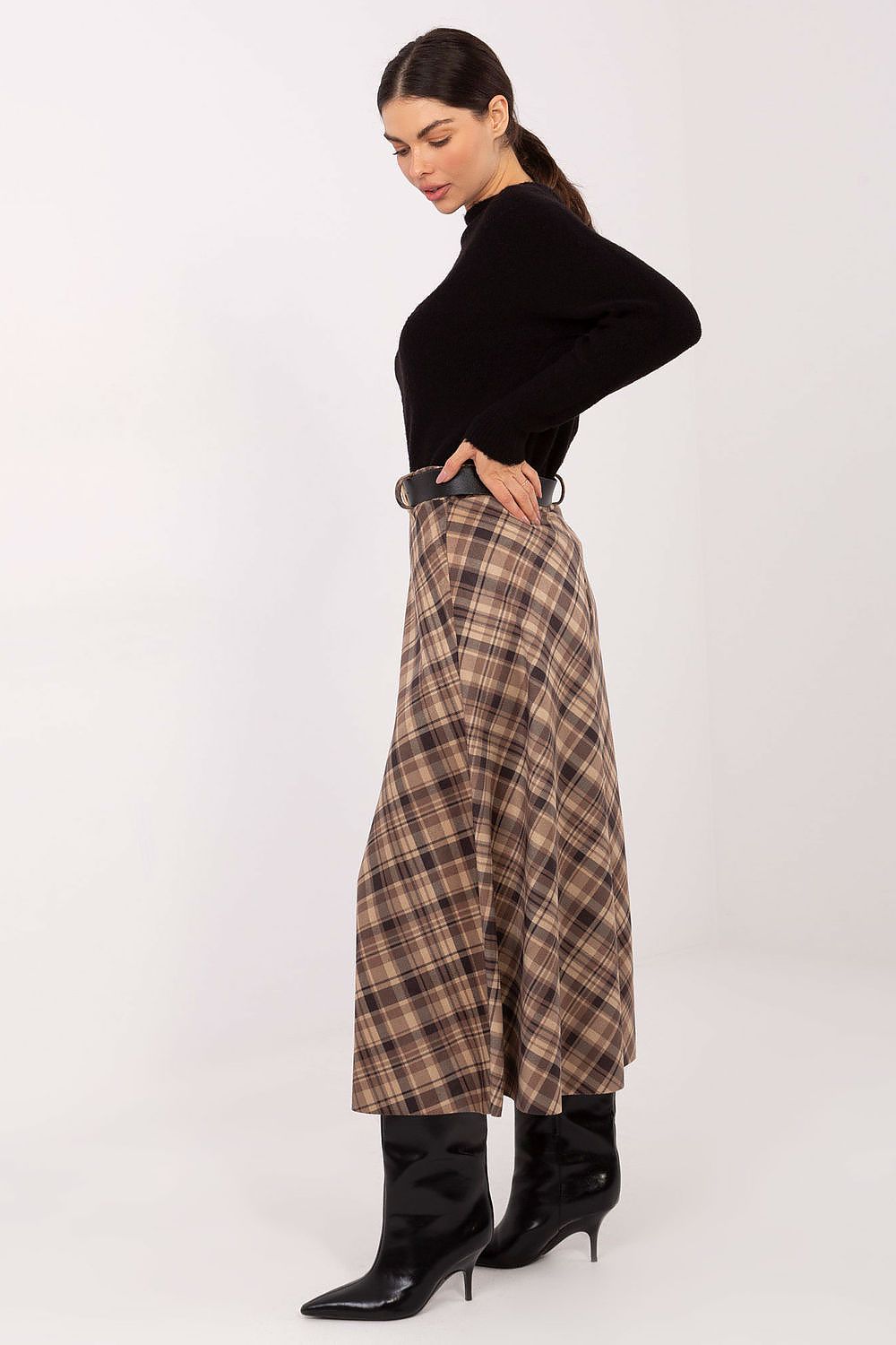 Beautifully styled Rue Paris midi skirt with a flattering belt, perfect for day-to-night wear in luxurious cotton.