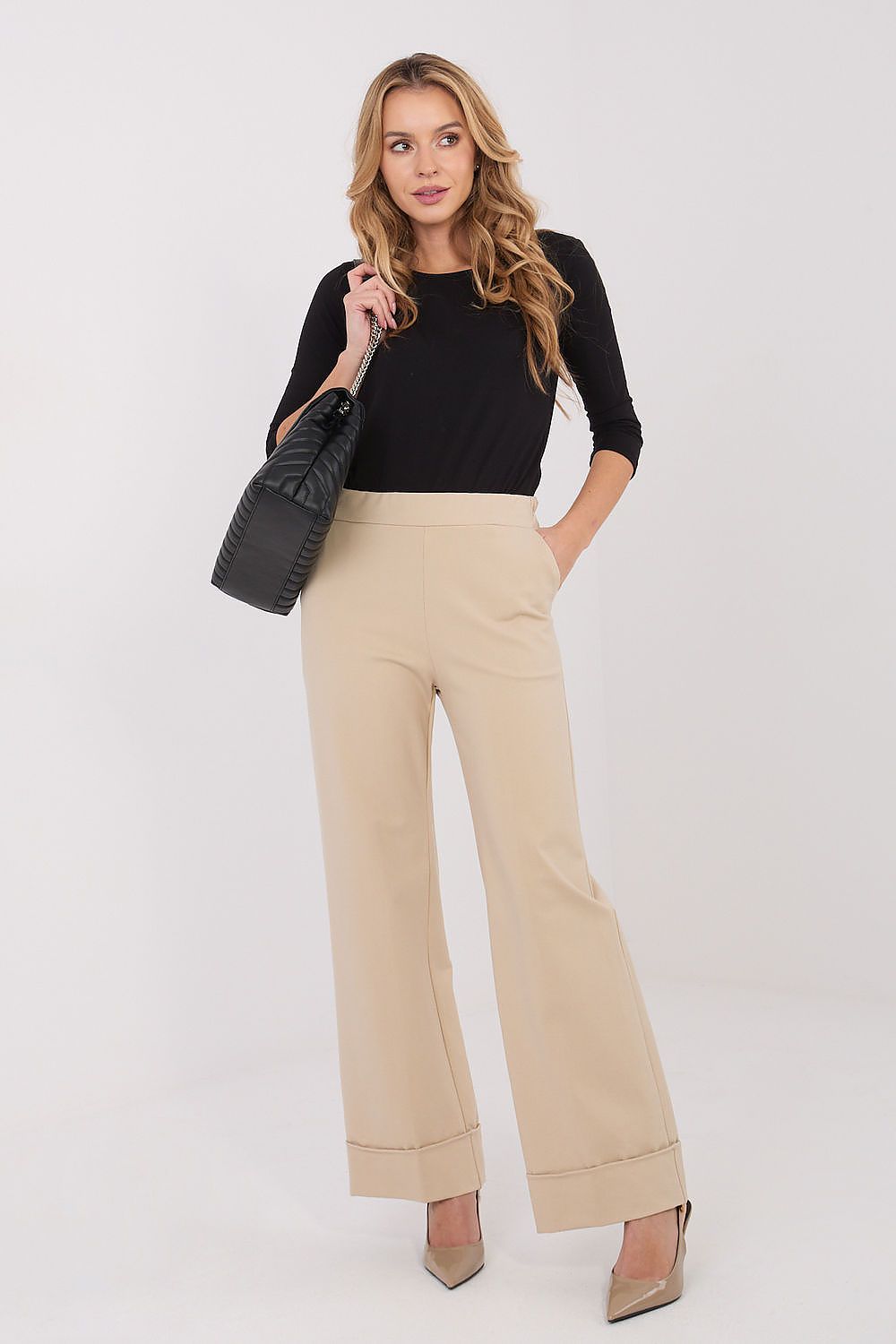 Practical side pocket detail of Rue Paris women's wide leg trousers, embodying a blend of style and functionality for the modern woman.