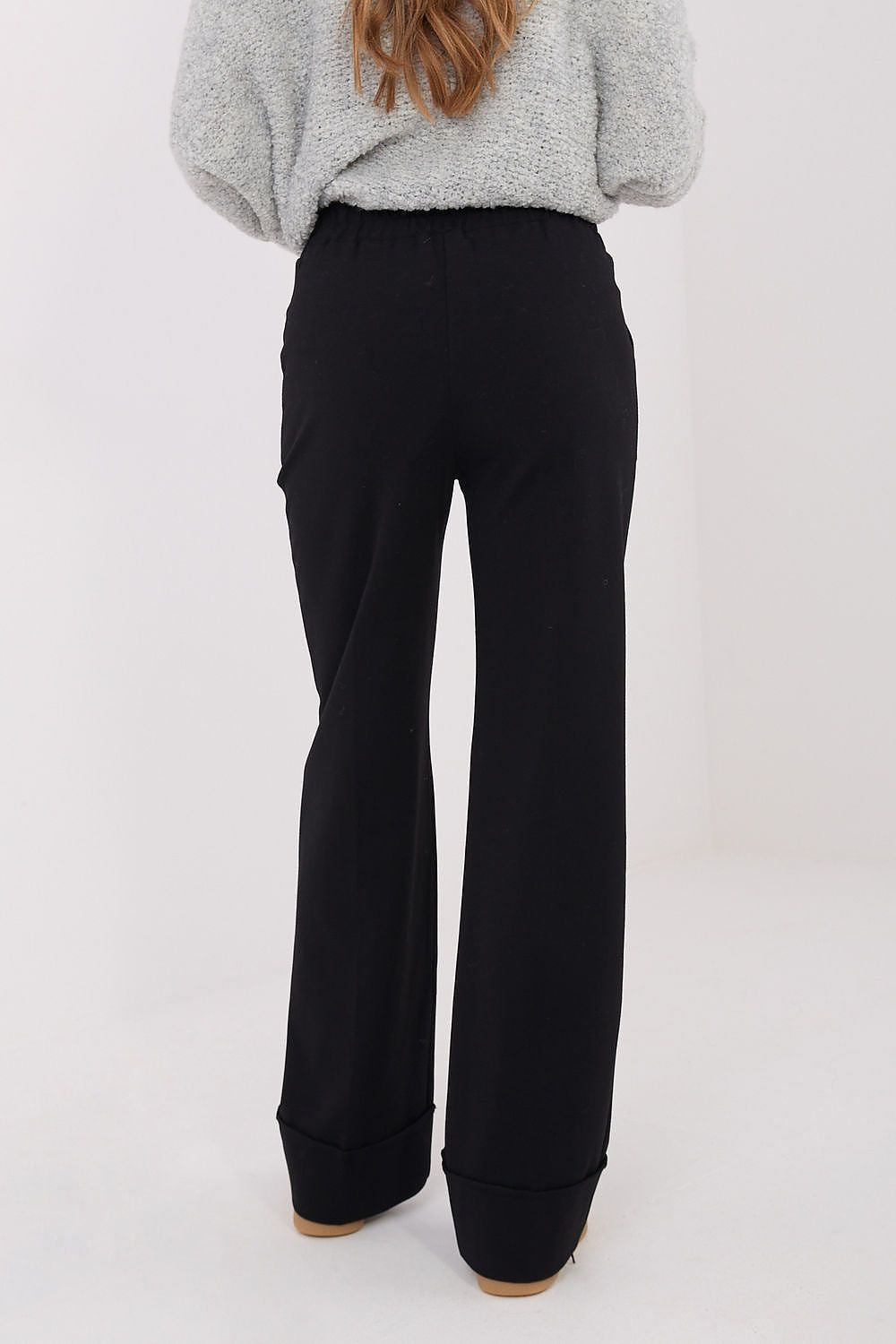 Rue Paris elegant women's trousers with wide legs and functional side pockets, combining style and practicality for modern fashion.