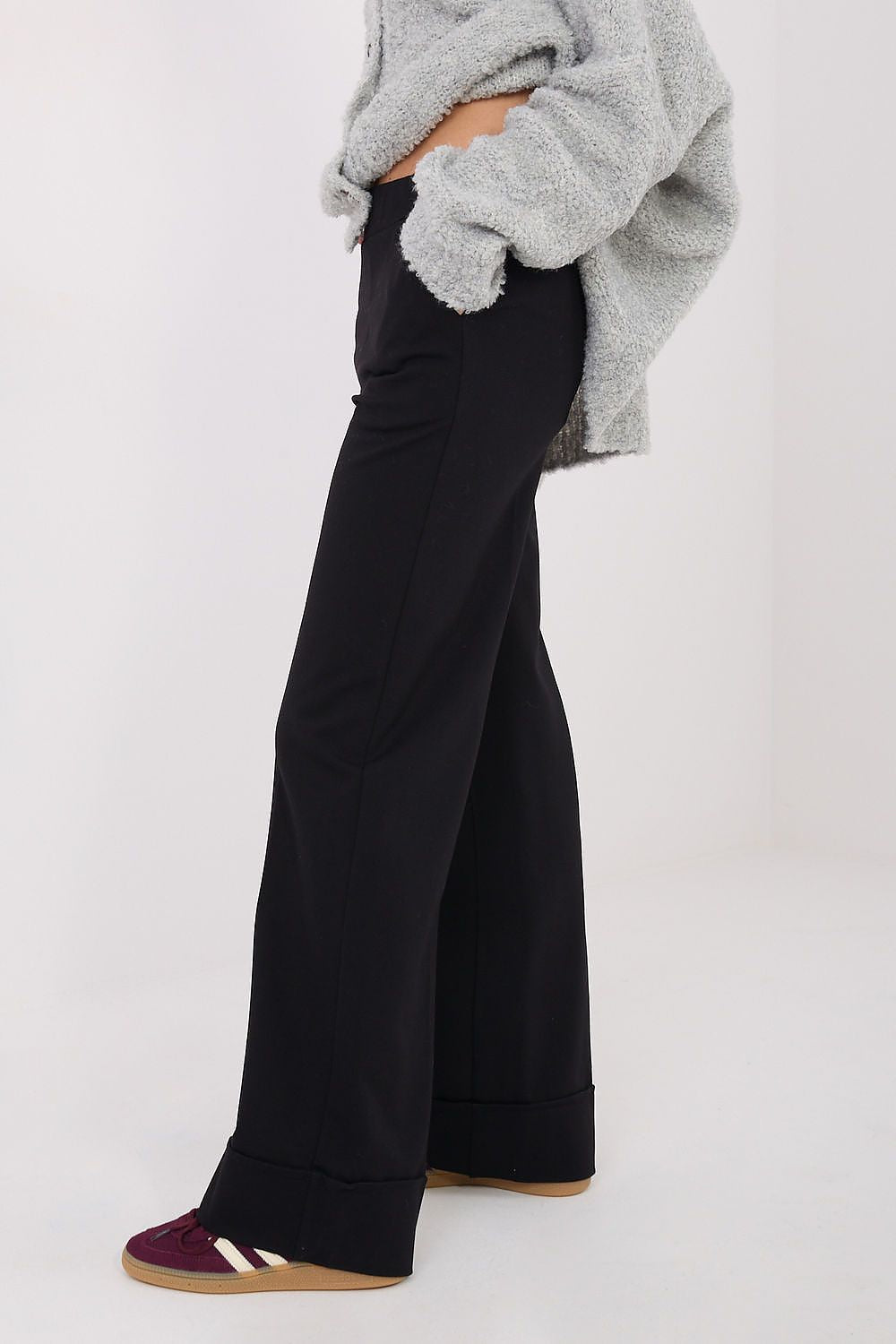 Stylish wide leg trousers by Rue Paris, designed in sizes S/M and L/XL, offering luxurious comfort and a flattering shape for the discerning woman.