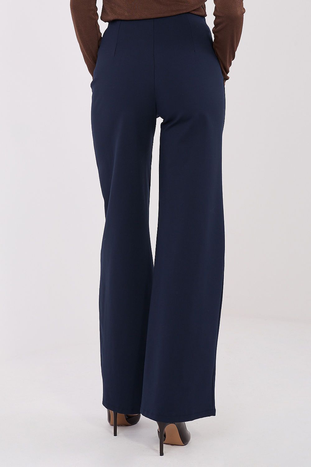 Luxurious women's wide leg trousers by Rue Paris, crafted from a comfortable fabric blend, ideal for modern outfits and flattering a variety of body shapes.